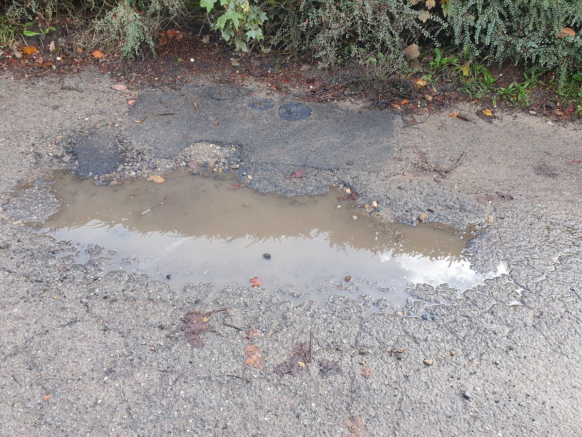 PomphreyAlex's tweet photo. @sewateruk Here is a photo of the damaged and supposedly made good area. A very poor repair I think. Please put things right ASAP. https://t.co/Cn4Do4G0No