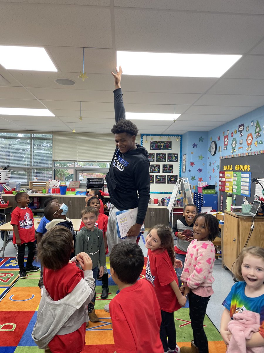 LWyattHCS's tweet image. They couldn’t believe he could touch the ceiling but they definitely heard the mission. #BarronVillage #It’sallabouttheteam ⁦@awsumeducator⁩ ⁦@mrsclements2u⁩