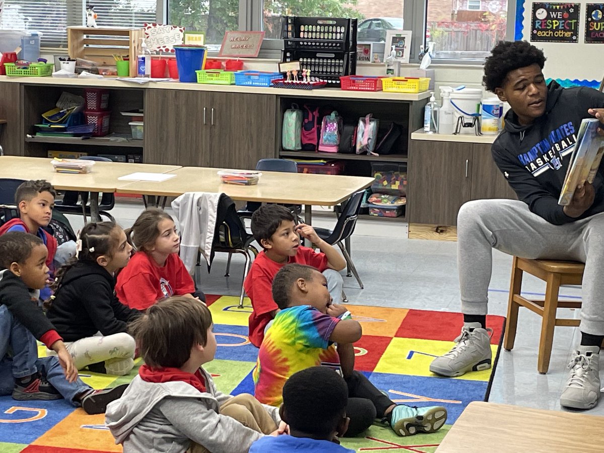 LWyattHCS's tweet image. They couldn’t believe he could touch the ceiling but they definitely heard the mission. #BarronVillage #It’sallabouttheteam ⁦@awsumeducator⁩ ⁦@mrsclements2u⁩