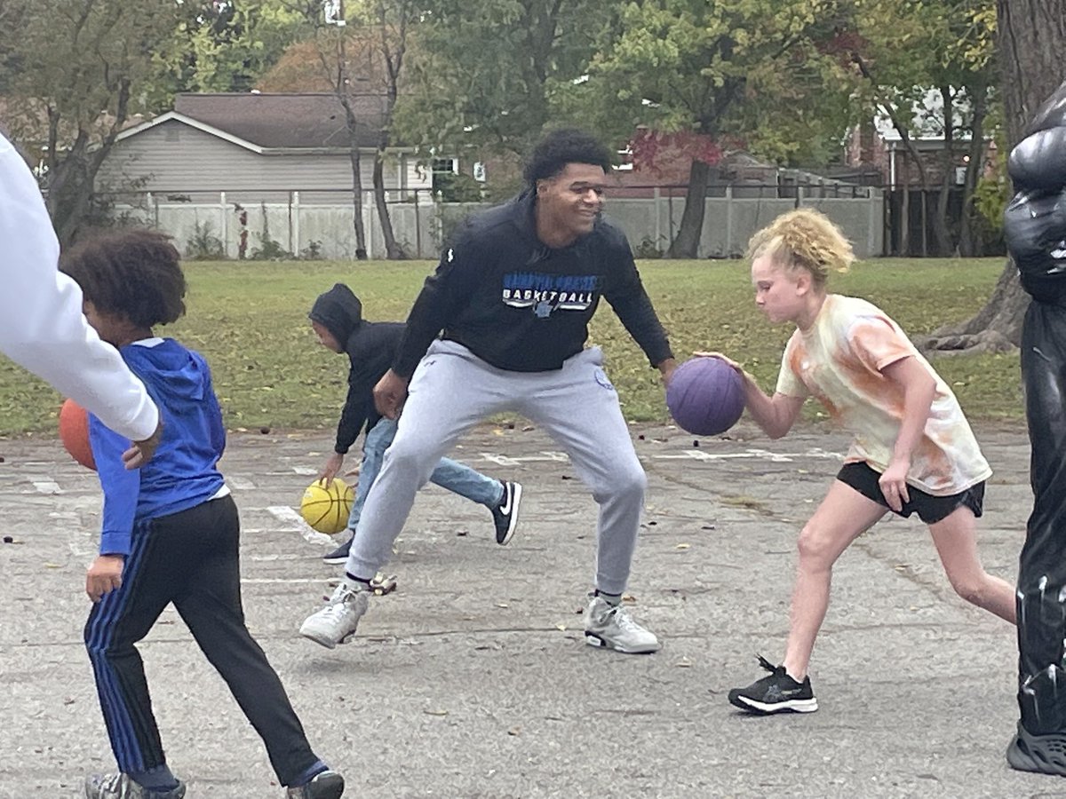 LWyattHCS's tweet image. They couldn’t believe he could touch the ceiling but they definitely heard the mission. #BarronVillage #It’sallabouttheteam ⁦@awsumeducator⁩ ⁦@mrsclements2u⁩