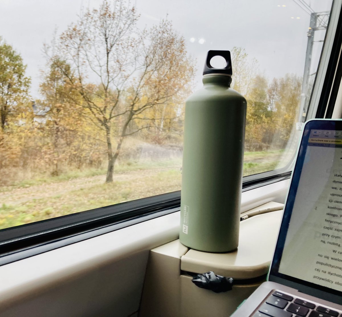 AgaSadecka's tweet photo. Uprzedzając rytualne narzekania na polską kolej w okolicy świąt: podróż @PKPIntercityPDP na trasie Krk-Gdańsk, bez opóźnień, w strefie ciszy i kolorami jesieni za oknem, jest tysiąc razy fajniejsza niż jakiś rajan czy inny lot. Nie mówiąc o aucie. #zielonytransport #zbiorkom https://t.co/isUkfrfSrk
