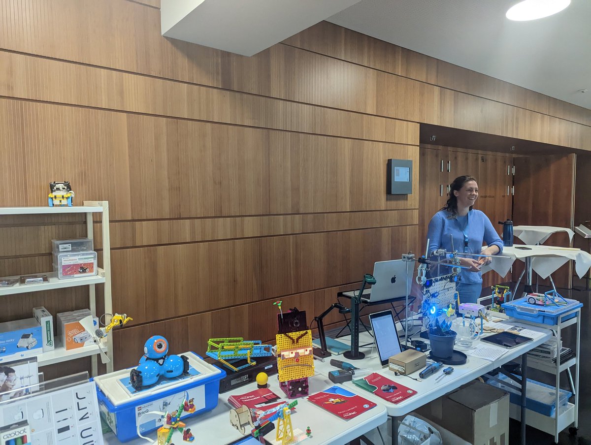BerniSpieler's tweet photo. Viele spannende Aussteller bereichern die Tagung #makingandmore! @phzuerich @DIZH_ZH. Mit #Educatec #CYBATHLON #BischoffAG #Roteco #making #tinkering #makermindset https://t.co/f3l2huJccN