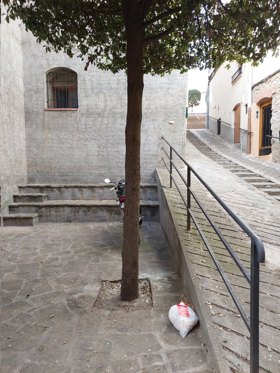 ullsfoscos's tweet photo. @AjGironella així de maca queda la plaça amb la nova decoració. 

#aixino #aixitampoc https://t.co/p90UcS4nRm