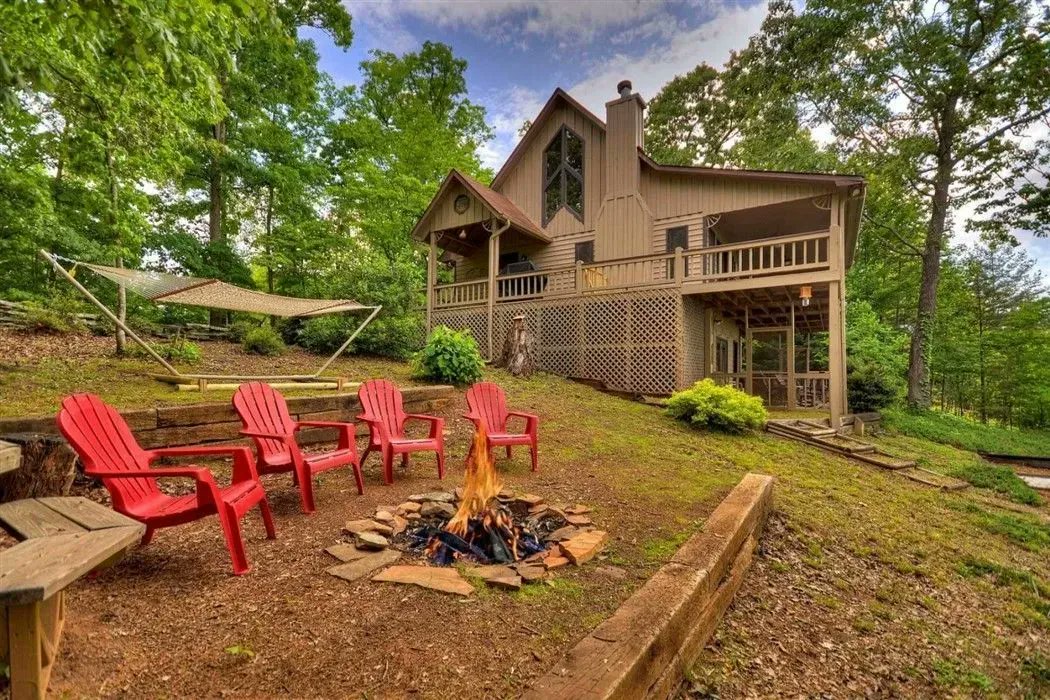 MRendezview's tweet photo. Check out this awesome fire pit in the backyard at My Mountain RendezView cabin! Book your stay with us today! https://t.co/7rOyZy3qPZ #firepit #wintervacation #cabinrental https://t.co/MSApZQm3nF