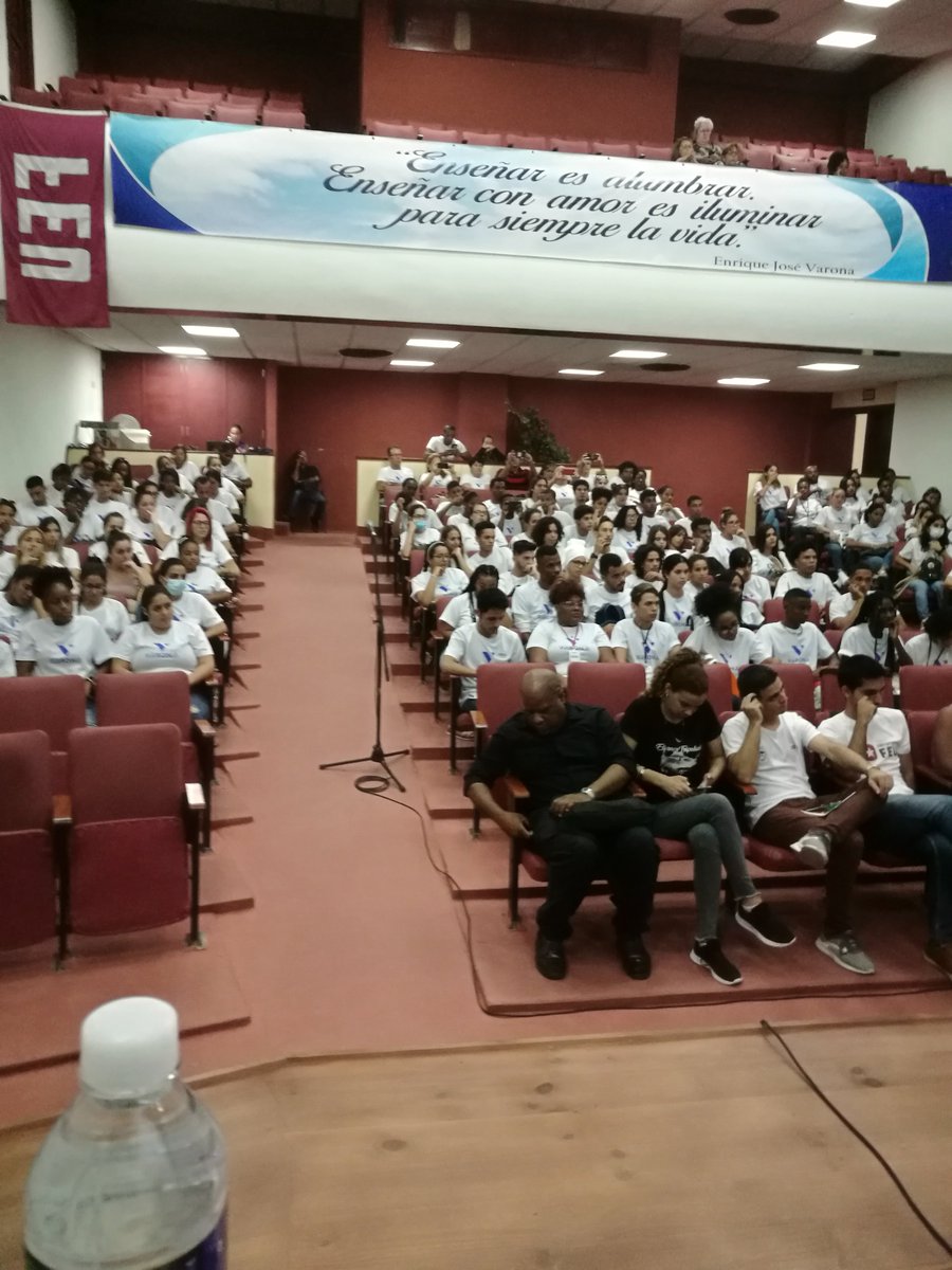 El maestro debe saber estudiar, para que sepa enseñar a estudiar. Aquí está, en su germen, todo el problema de la Pedagogía, expresó Enrique José Varona. @CongresoFeuVarona