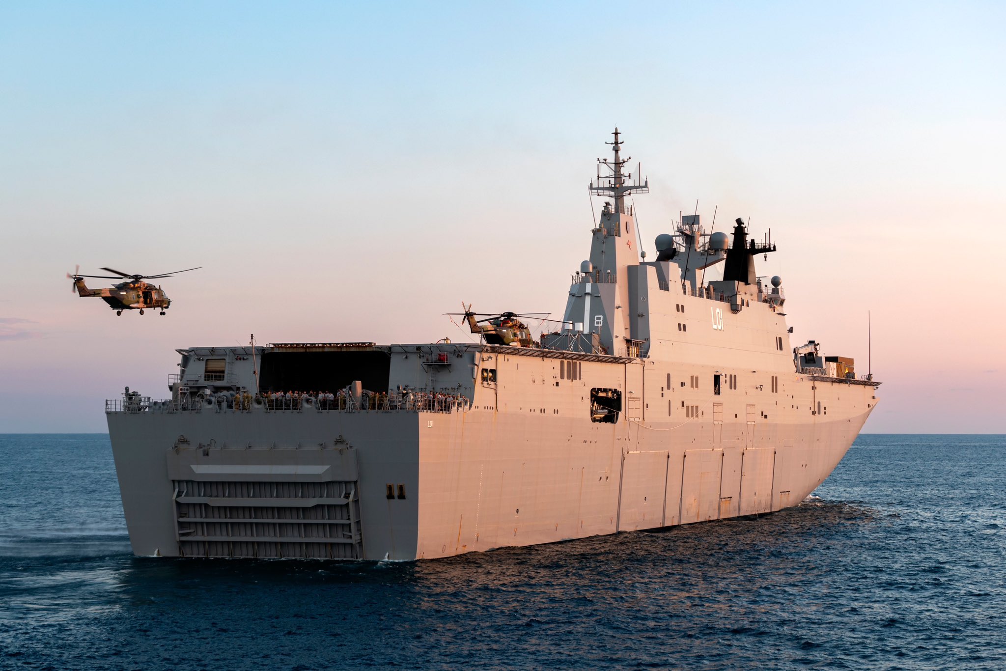 Australian Army MRH-90 helicopters comes into land on HMAS Adelaide during flying operation as part of Indo-Pacific Endeavour 2022. 📸 LSIS Jarryd Capper