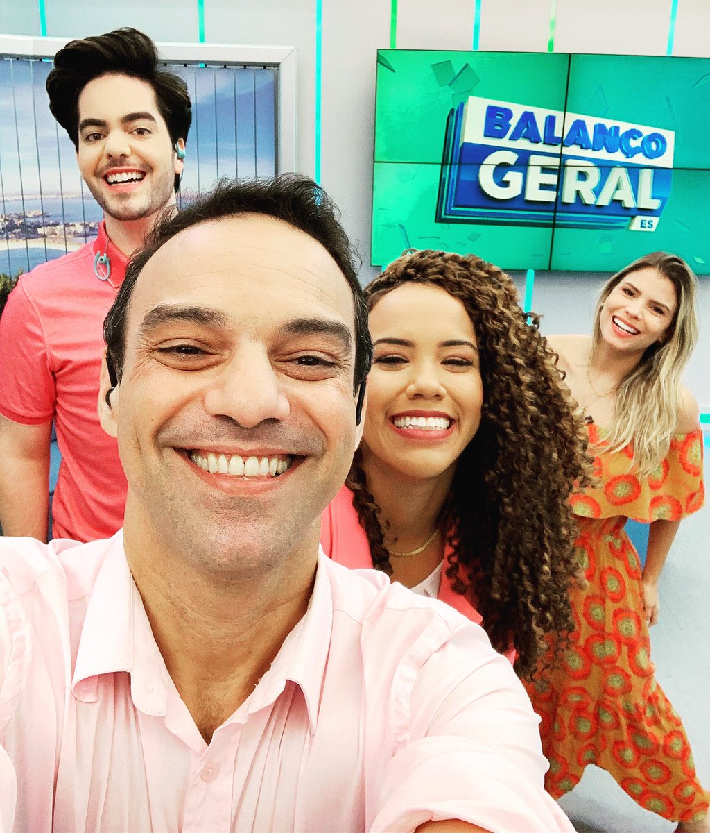 Michelitos79's tweet image. Quatro amigos e uma missão : fazer você sorrir !! Hoje tem #Sofazão no seu ➡️ @esbalancogeral ➡️ da @tvvitoriaes !! #vemgente #tv #tvvitória #es #balancogerales #amigos @eupedrop