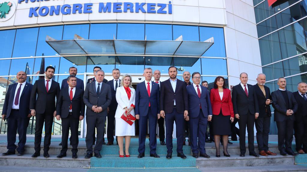 ++Kutlama programına Kaymakamımız Sn Ali Sırmalı, eşi Sn Nuray Sırmalı hanımefendi, Belediye Başkan Yardımcısı Sn Mehmet Düğmeci, Siyasi Parti Yöneticileri, Daire Amirlerimiz, İlçe Protokolü, öğretmen ve öğrencilerimiz ve çok sayıda vatandaşımız katılarak, bu coşkuya ortak oldu.