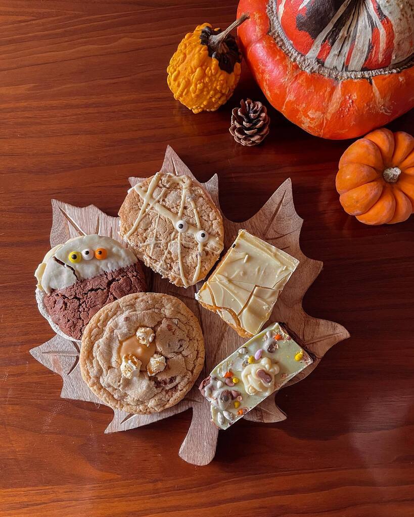 jayerockett's tweet photo. Celebrating Halloween weekend by eating my body weight in @flat.whites spooky snacks 👻
.
.
.
.
.
.
#anatural_autumn #upandautumn #searchwandercollect #embracingtheseasons #slowmornings #forahappymoment #welivetoexplore #optoutside #momentsofmine #op… https://t.co/cyYTkiUKeC https://t.co/5iHQjjFe3m