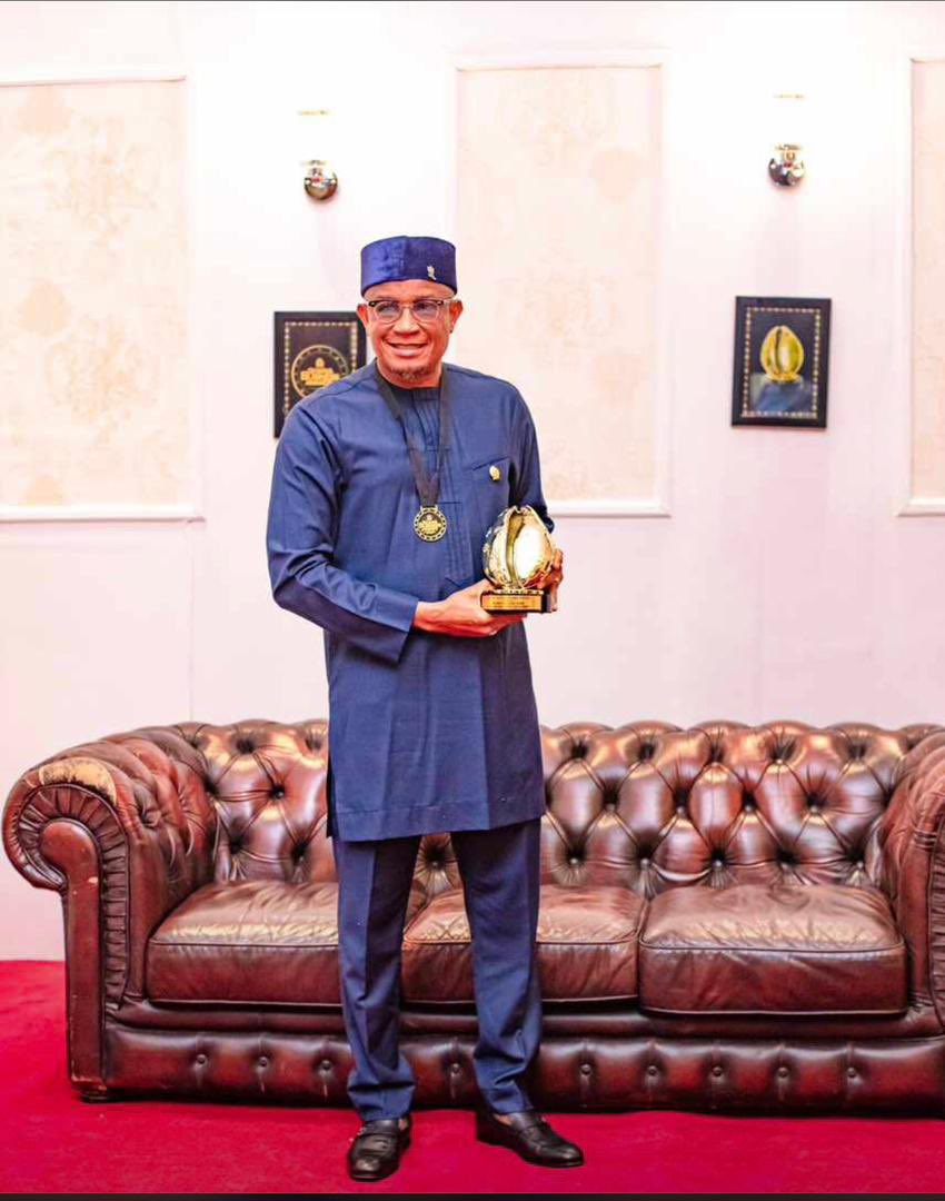 Allowsadick's tweet photo. Yesterday, 29th October 2022, Dr Mustapha Abdul-Hamid was awarded the winner of the 2022 CEO OF THE YEAR (PUBLIC SECTOR) at GHANA BUSINESS AWARDS event held at the Kempinski Hotel Gold Coast City, Accra. https://t.co/7oOA0lB348