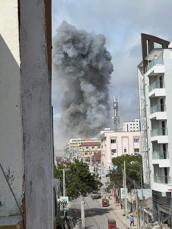 metesohtaoglu's tweet photo. 🔴📹 Two terror car blasts attacks on Saturday occurred at the Soobe junction in the capital #Mogadishu, #Somali.
Further reports indicate there were at least 10 civilian casualties following the explosions.
#Somalia
📹 https://t.co/1IR9pDMSDZ