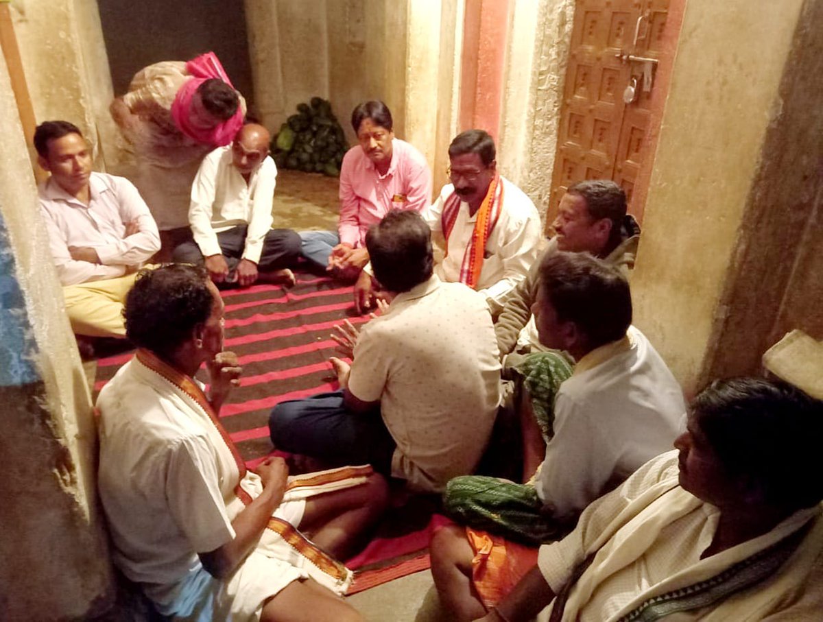 BJP_BHATLI's tweet photo. ମୋର ନିର୍ବାଚନ ମଣ୍ଡଳୀ ଭଟଲି ଅନ୍ତର୍ଗତ ଭଟଲି ବ୍ଳକର କାଶୀପାଲି ଗ୍ରାମରେ ଗିରିଗୋବର୍ଦ୍ଧନ ପୂଜାରେ ସାମିଲ ହୋଇ ଗ୍ରାମବାସୀଙ୍କ ସହ ସାମୁହିକ ପ୍ରସାଦ ��େବନ କଲି । https://t.co/KUpCNgTlfe