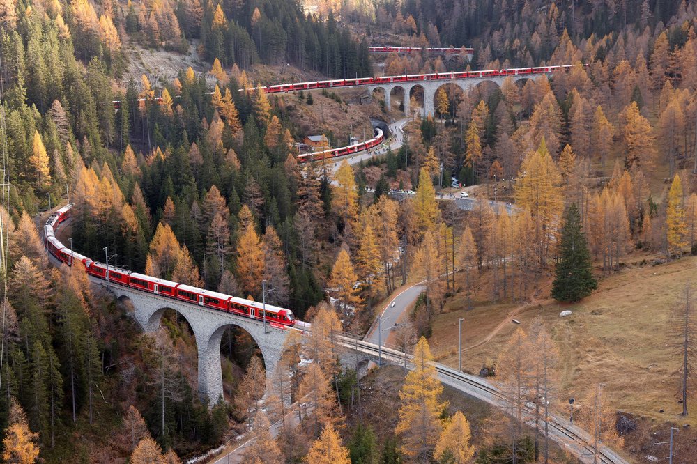 FlywheelMedia1's tweet photo. Helicam shot of the @rhaetischebahn #worldrecord train on the Albula spirals gives an even better idea of the extraordinary achievement of running a 100-car train on this line. @TodaysRailways1 @CNNTravel 🚃🇨🇭 https://t.co/DqdF7d8CJG