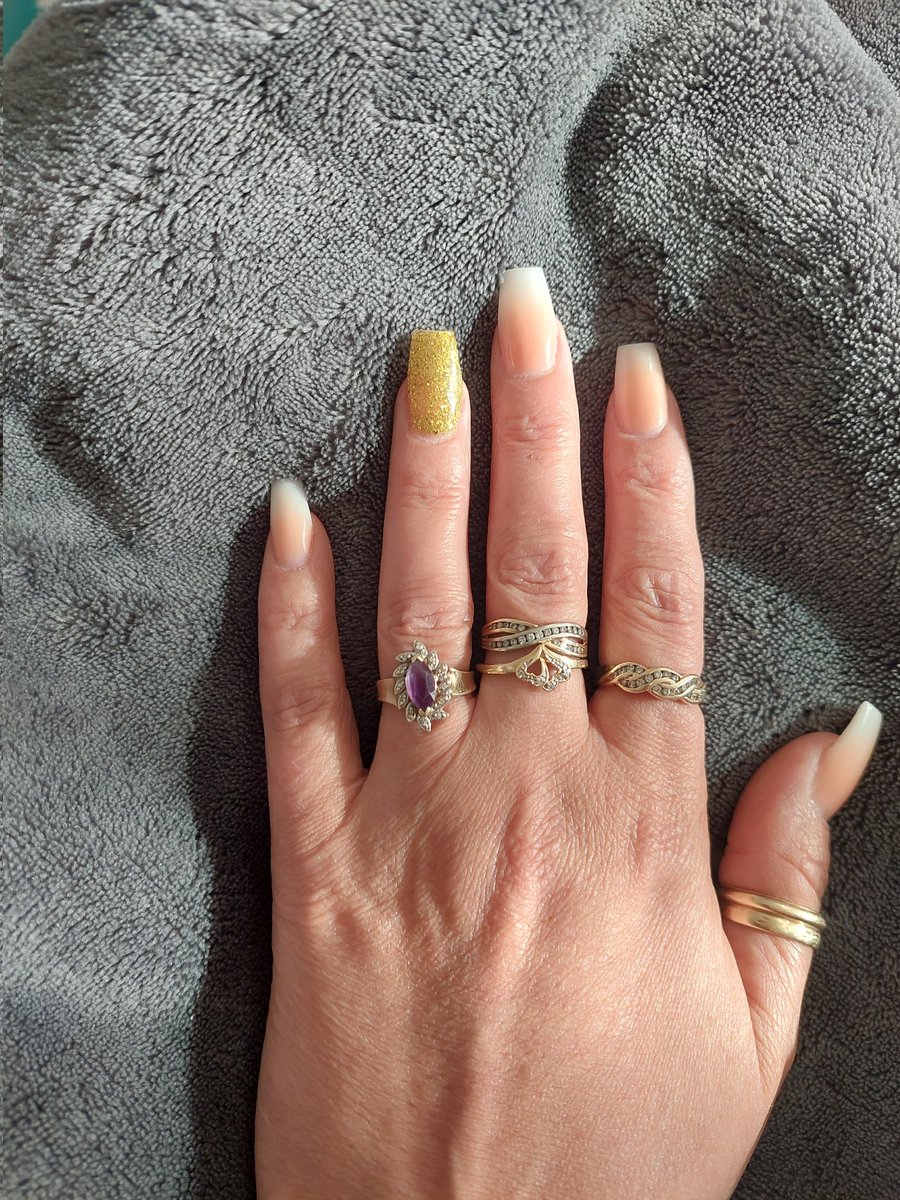 QueenBee_73's tweet photo. Nail game on point 💅
#Ombre #SplashOfGold https://t.co/OyKTjMSyPq