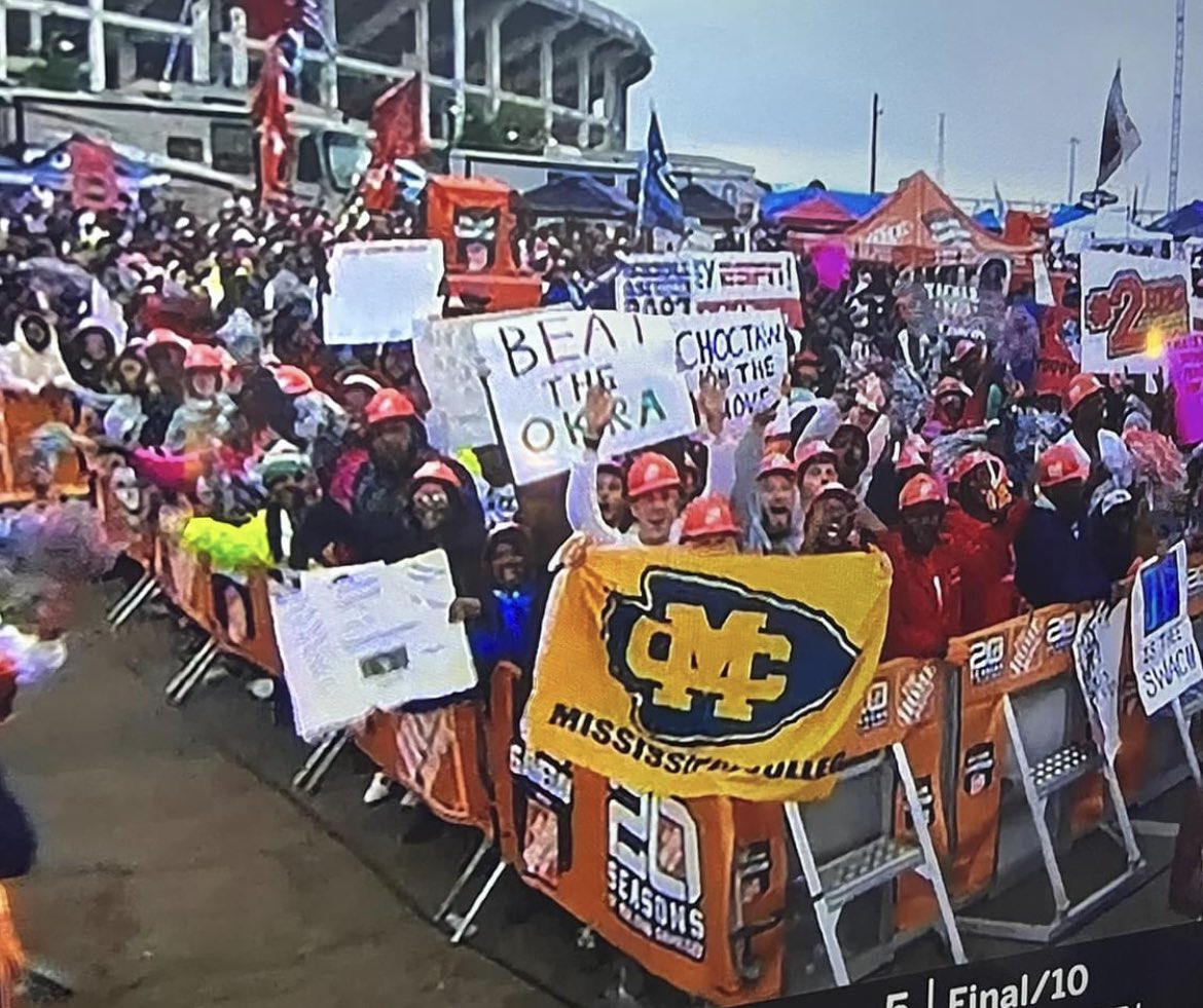candis16's tweet photo. Love this! Let’s Go Choctaws!! 💙💛@CoachJBland @GoChoctaws_FB @coachtbgilbert https://t.co/XH3lNJzHJl