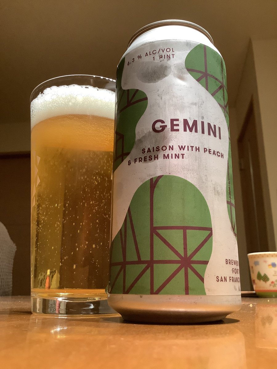 santoph's tweet photo. #ぷしゅ 。
今日のご褒美2本目。
Fort Point Gemini (473ml) / ジェミニ
花のようにフローラルな酵母の香りにピーチとミントを使いフルーティーさと爽やかさをプラスした奥深い味わい。
めちゃうまです!
ABV 6.3%
IBU -
#FortPointGemini
#FortPointbeer
#saisonstyle
#craftbeer
#takubeer https://t.co/PjdnbteQjN