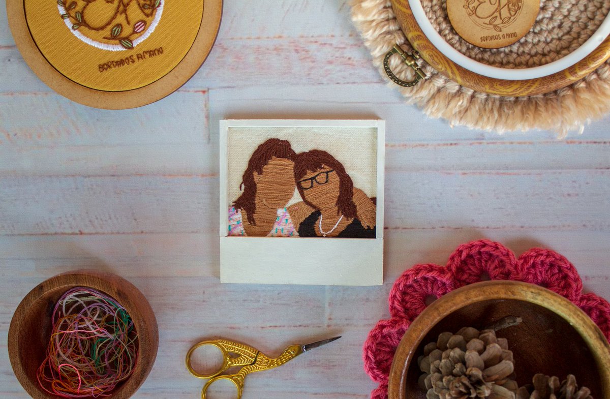 embroideryhands's tweet photo. 🌺Les dejo éste pequeño bordado a color tipo Polaroid🌺 Uno de los pedidos que me hicieron para el día de la madre 🥰¿No les encanta?😍
Bonito Sábado ✨
#handmade #art #bordadoamano #SanLuis #Argentina #Sabado https://t.co/od972Bu4Jc