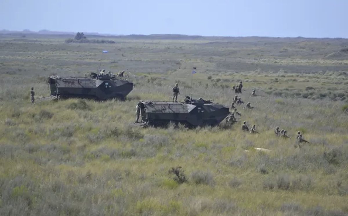 PucaraDefensa's tweet photo. Adiestramiento conjunto de la #Infantería de #Marina y el @Ejercito_Arg en #Baterias
@Armada_Arg #faif #lvtp #ecac #bivh #blindados #tanque #sk105 #at4 #Oshkosh #imara #infante #bichosverdes #mag #saw249 #bim2 #caballeria 

https://t.co/8ZzglfcL9z https://t.co/0WT1l3YzCi