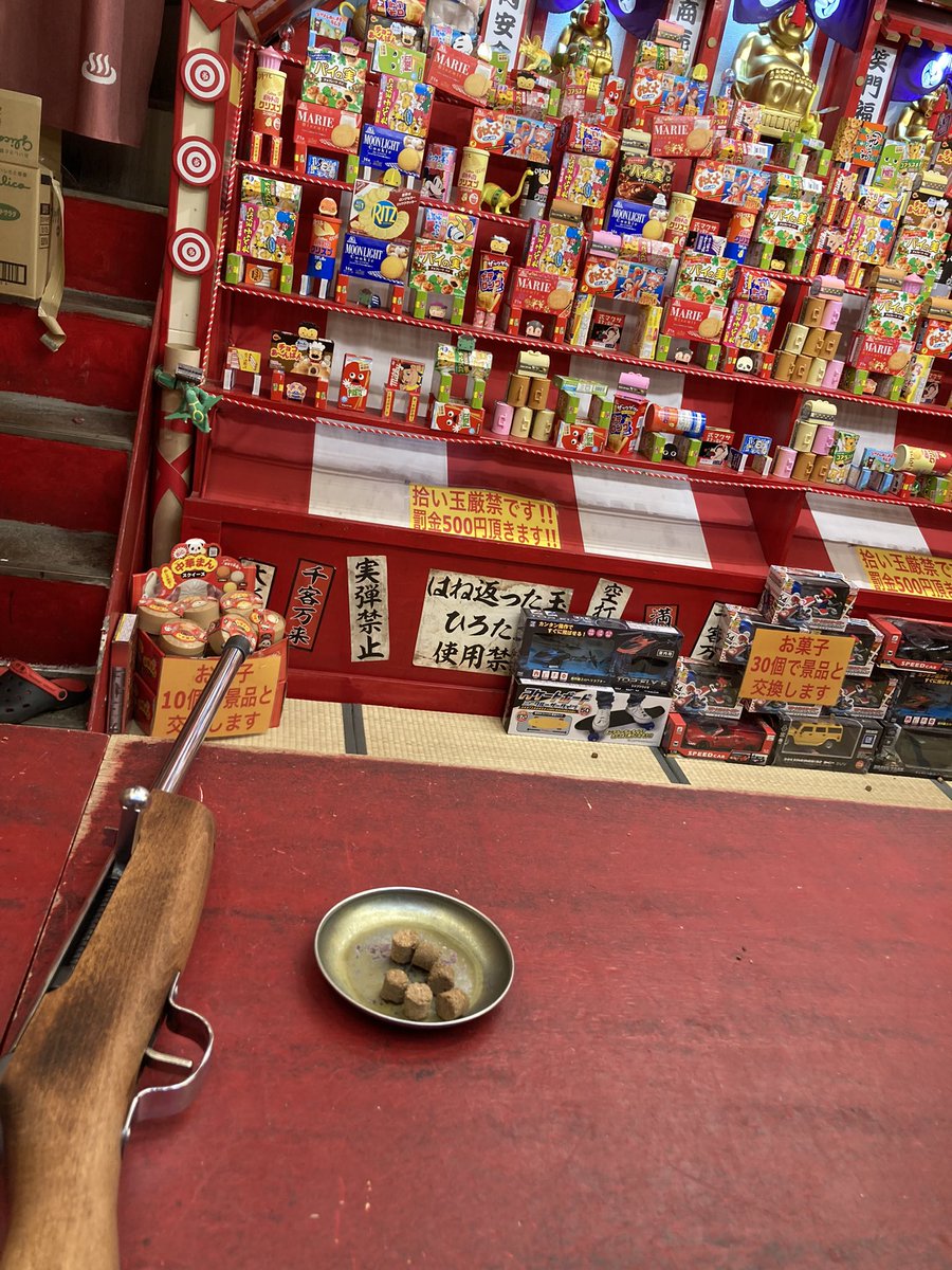 6gachu9's tweet photo. 出張できた大阪！道頓堀の射的屋で腕を振るったわたくし。
4/7で景品ゲット！ https://t.co/Pk4B46MN1P