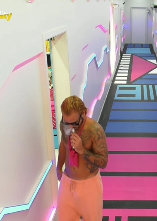 Será que já é permitido fumar dentro da casa? 
Acho que depois de tanta falta de respeito este concorrente já está abusar e tem que ser colocado no seu lugar. 
Ele não é mais do que os outros!!! 
Aguardo pela gala de domingo! #BBTvi