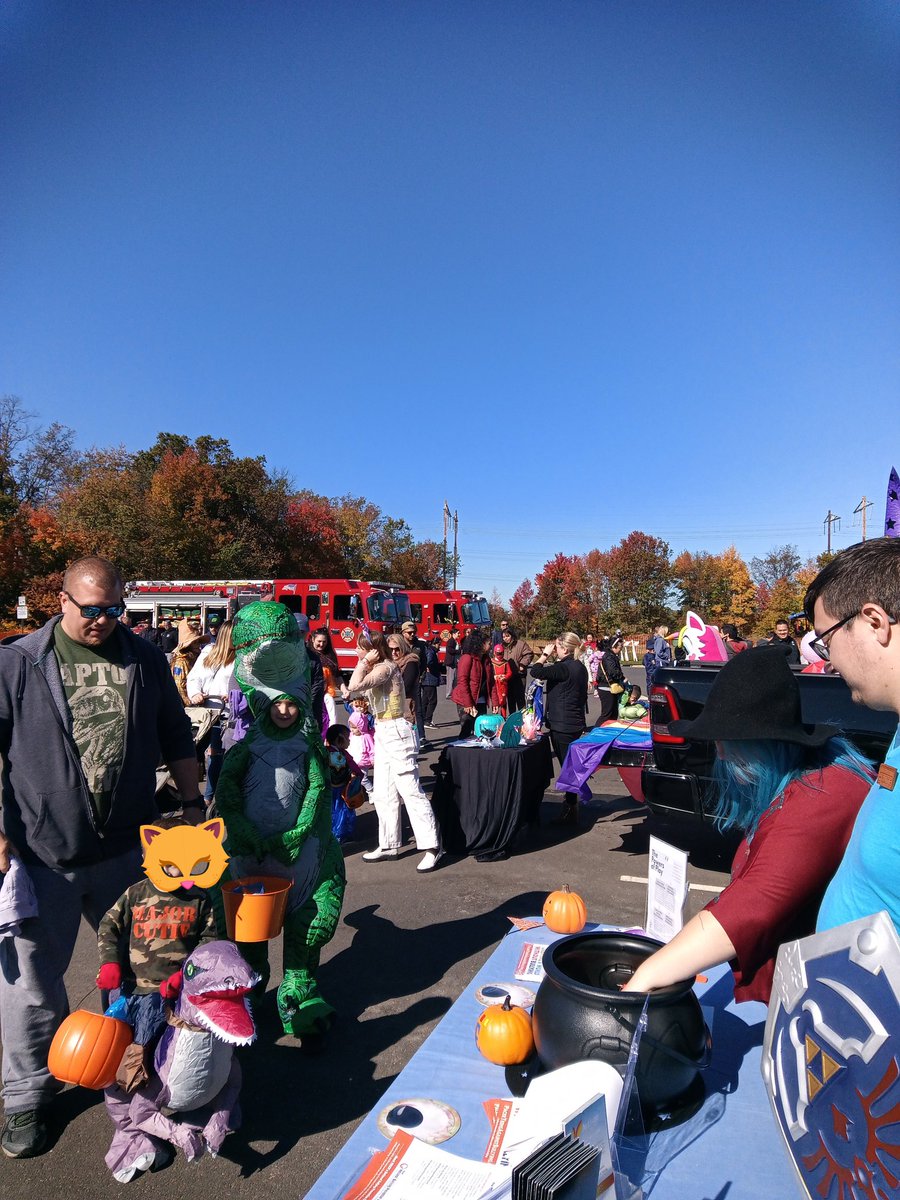 TherapyInPlay's tweet photo. Things are just getting started at the #edisonnj PD sponsored Trunk or Treat! Come see all the wonderful folks from the community, snag some candy, and have a frightfully fun time. Here til 4pm! 
#trunkortreat🎃 #halloween #playtherapy https://t.co/HCR5M6KRbZ