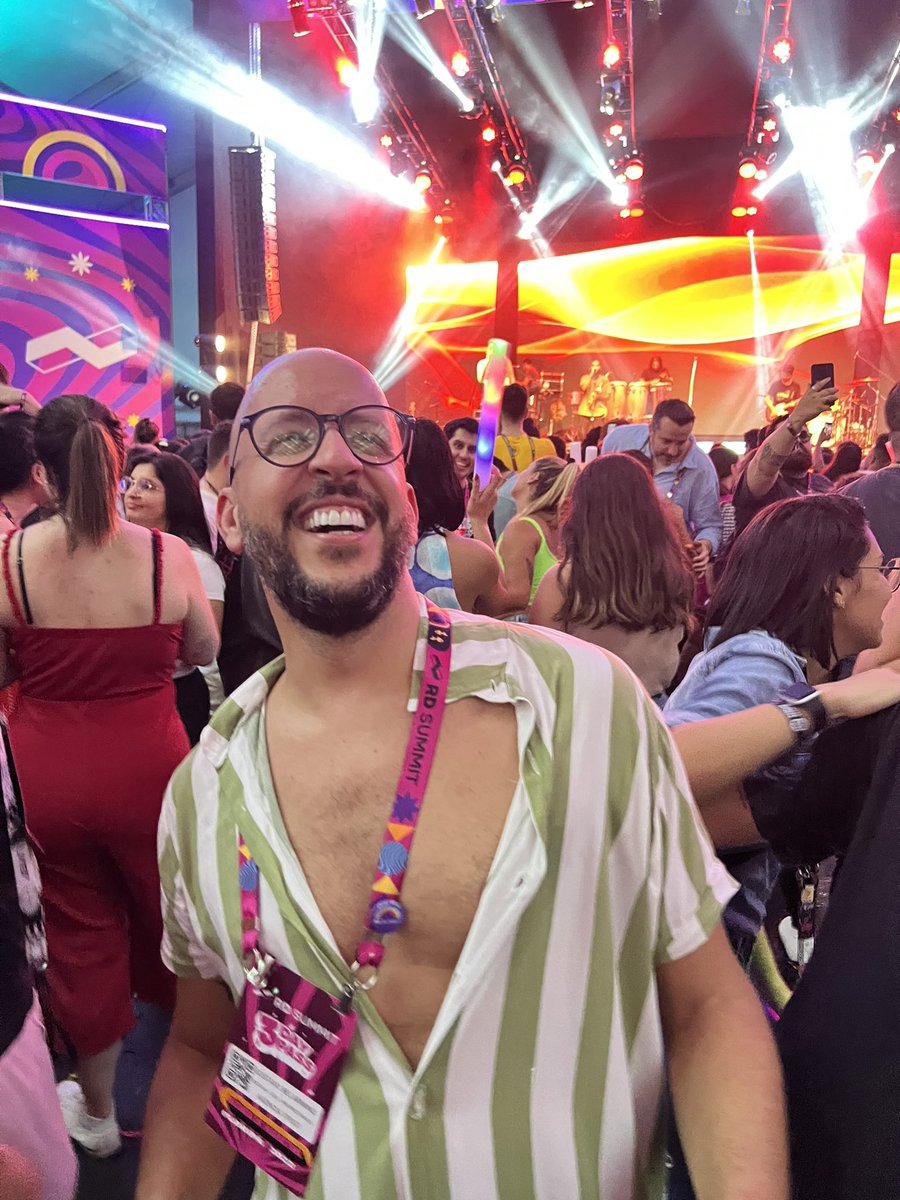 belarmino's tweet photo. Eu não vou emboraaaaaa #rdsummit2022 https://t.co/eolBcbQuPL