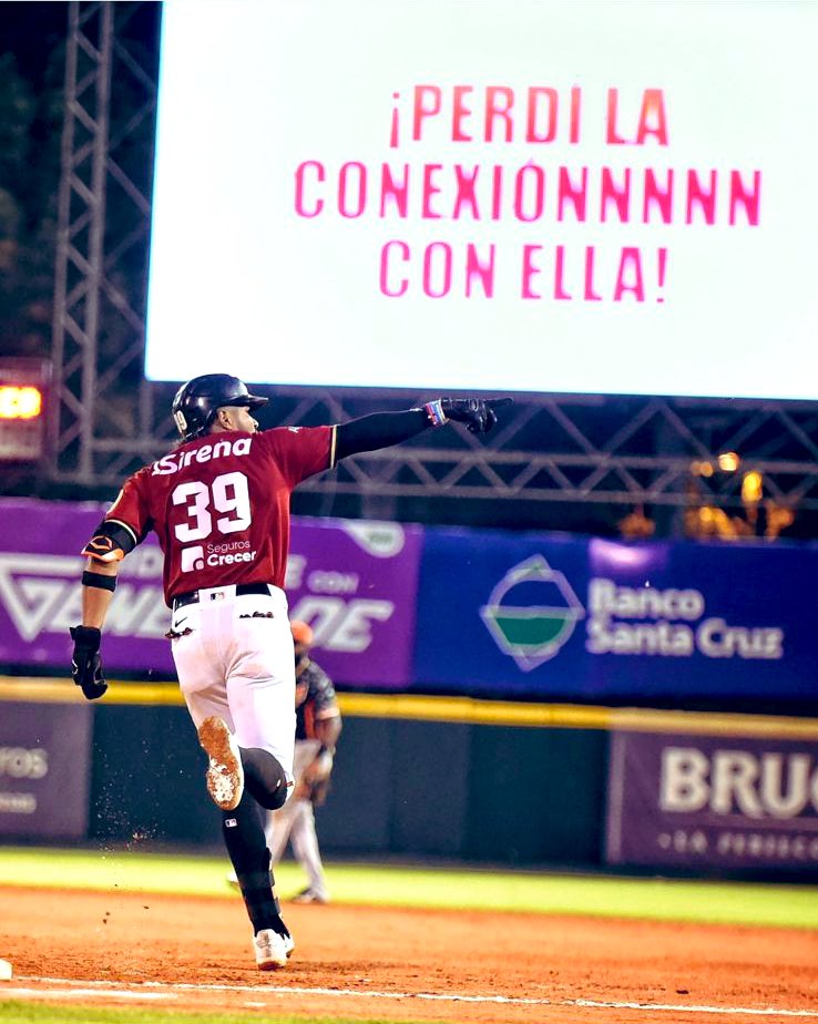 Orlandomendez7's tweet photo. Cuando todas las emociones de un partido quedan grabadas en una sola foto!!! 

#EnLaPistaDeSeguridadahahahahah 

@Gigantes_Cibao @LIDOMRD @RafaelAmado21 @VirgilioRojo @WinterballData @SportPresidente @JohnGuzmanRD @elnecio7514 @JuniorMatrille @r_neris @RTOMASPEGUERO25 @hgomez27 https://t.co/ilt3DZ7OvH