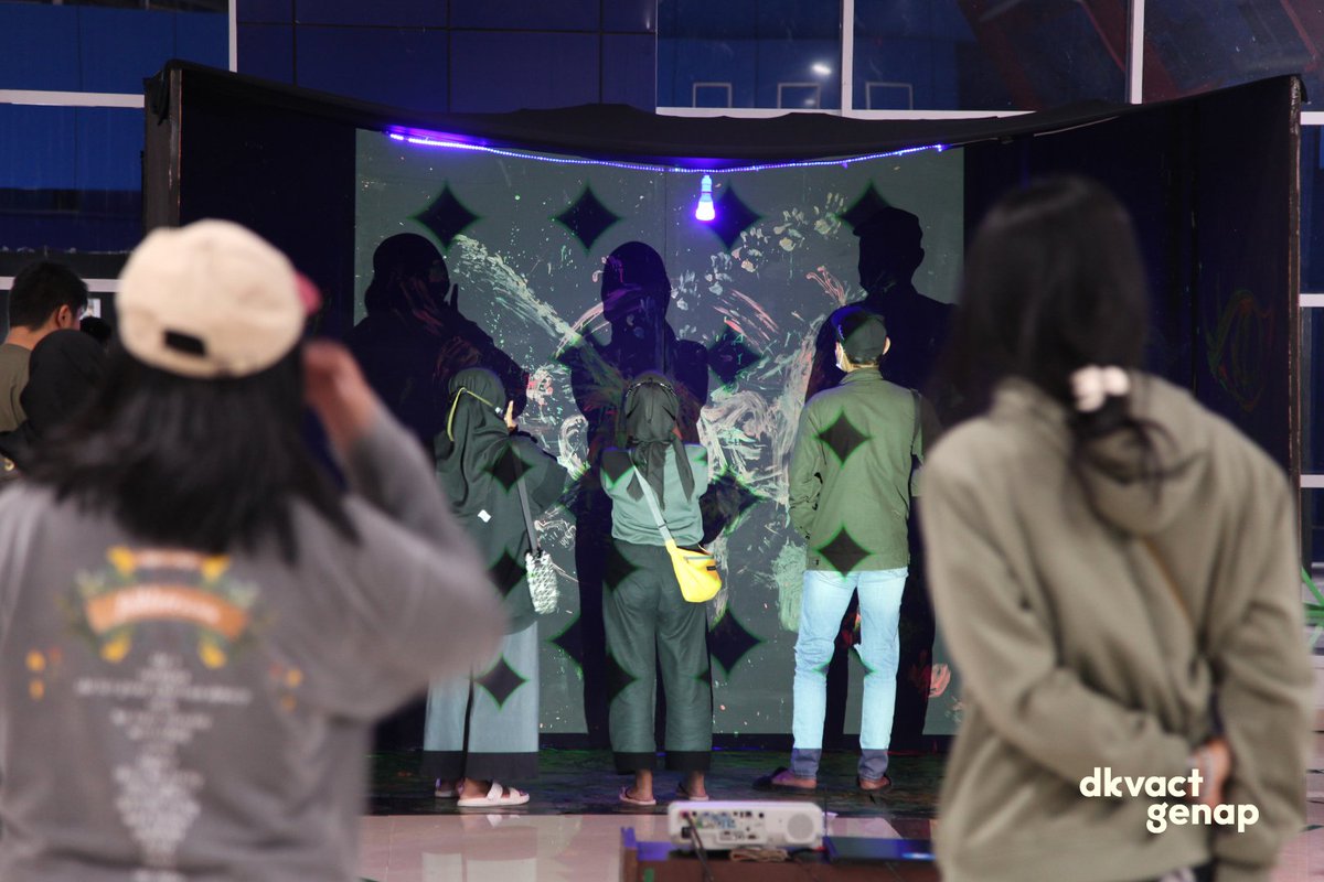 dkviska's tweet photo. Recap Day 1 DKVACT #8 โจ๏ธ
Ini dia berbagai keseruan di hari pertama #DKVACT8 Gimana? Banyak karya-karya menarik yang keren banget kan? Ga hanya bisa nikmatin karya, kalian juga bisa foto-foto estetique di berbagai spot pameran ini loh! ๐คฉ https://t.co/fsmnCBq7Ma