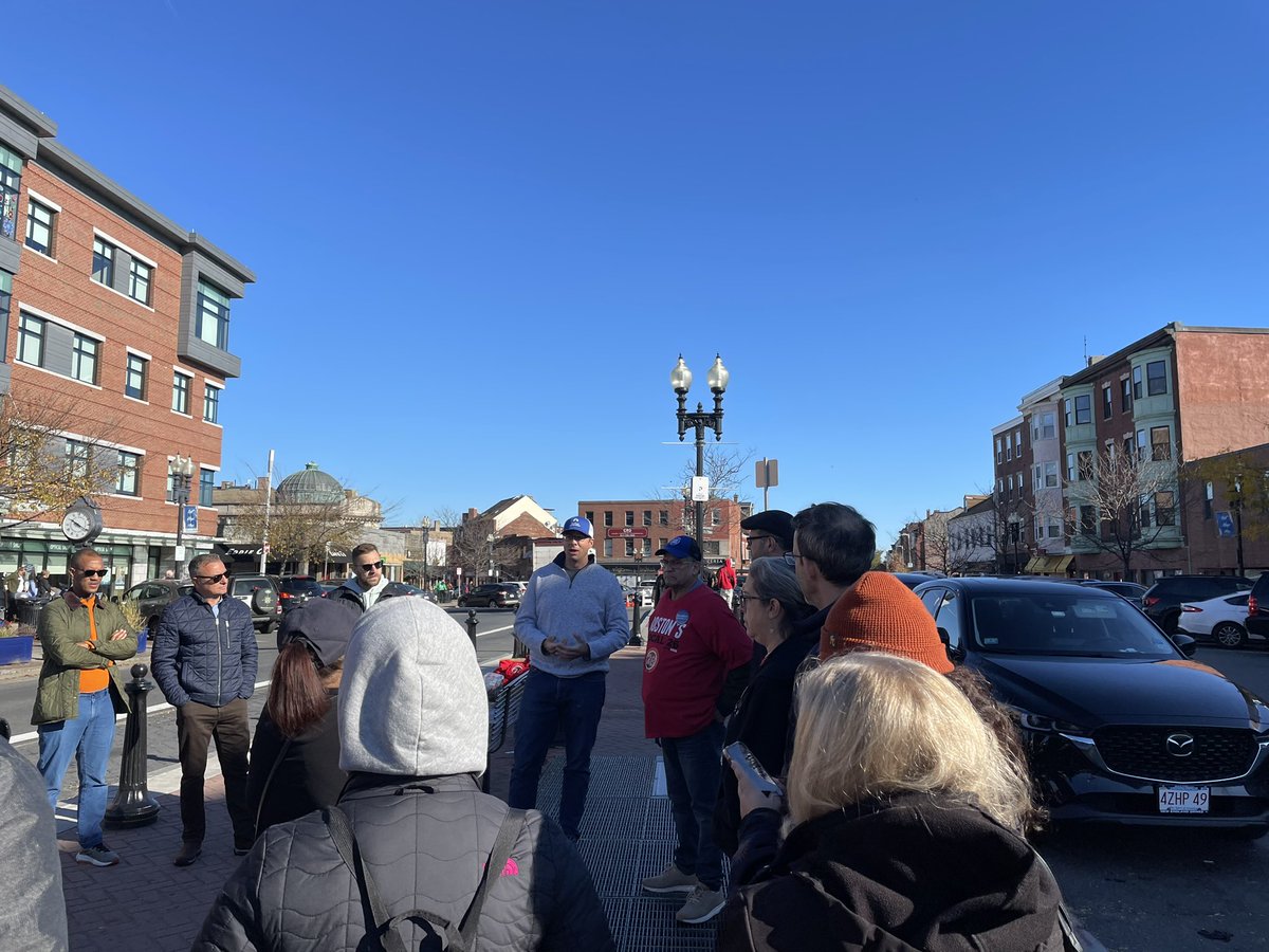 elvirakmora's tweet photo. Feeling the energy in #Eastie! TY to @adrianmadaro @UNITEHERE26 @SalLaMattina @yesonfourma for a great start to our morning on #TeamHealey! πͺπ» https://t.co/4Lt40ke8pP