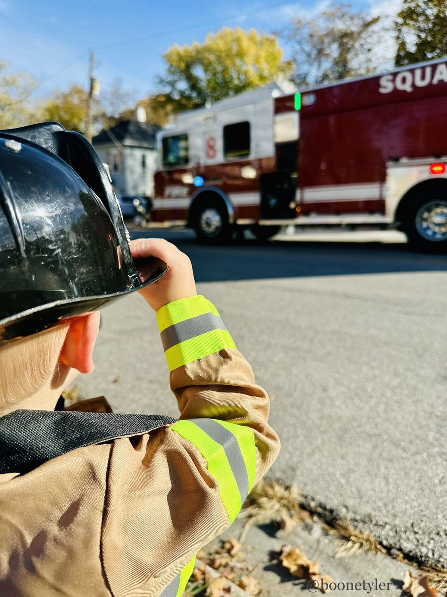 boonetyler's tweet photo. @IAFFLocal781 You got a big fan watching the #IndependenceParade today! #TipOfTheCap #FireFighter #Halloween2022 @CityOfIndepMO https://t.co/V0OQjgNL6z