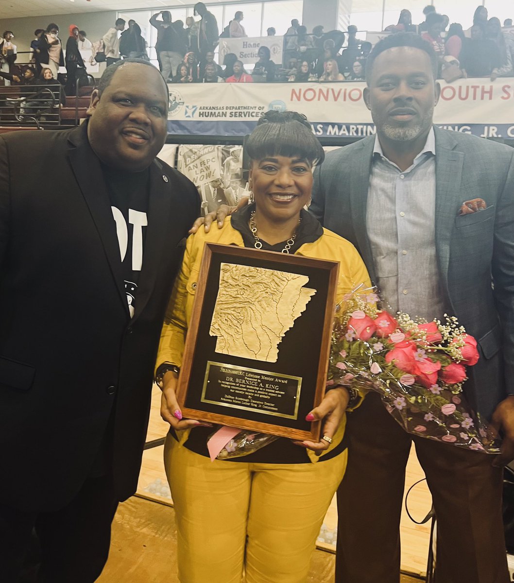 BerniceKing's tweet photo. Yesterday, the Arkansas Martin Luther King Jr. Commission awarded me their Lifetime Mentor Award, which was presented by the wonderful Lamman Rucker during our book signing for #ItStartsWithMe, @TheKingCenter’s #ChildrensBook that I co-authored.
#AMLKC #WorldHouse https://t.co/slhImwkyQL