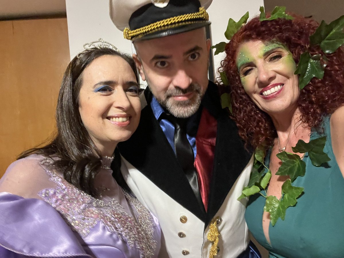 ptomasini's tweet photo. Noche de personajes! https://t.co/VmMvmrMeu0