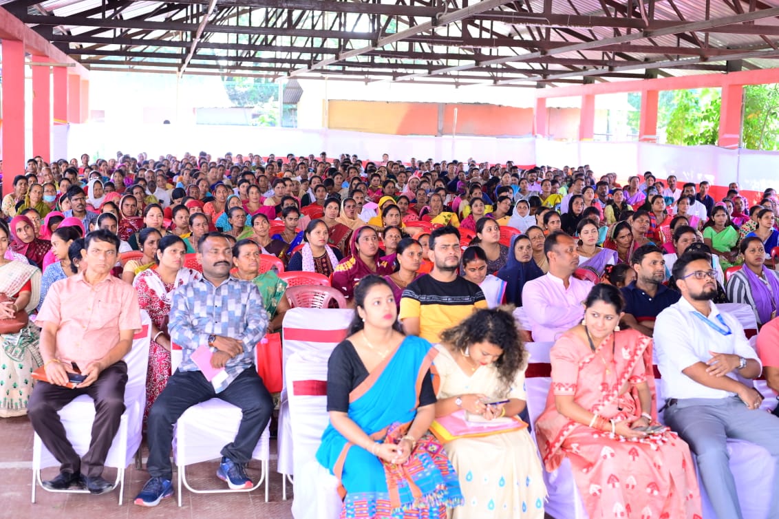 Distributed cheques under Assam Microfinance Incentive and Relief Scheme (AMFIRS) 2021, a remarkable step taken by HCM Dr. @himantabiswa to Category-2 beneficiaries from Kamrup district in presence of HMP Sri @kalita_mp, HMLA Sri @diganta68 HMLA Smt @SumanHaripriya & DC Kamrup.