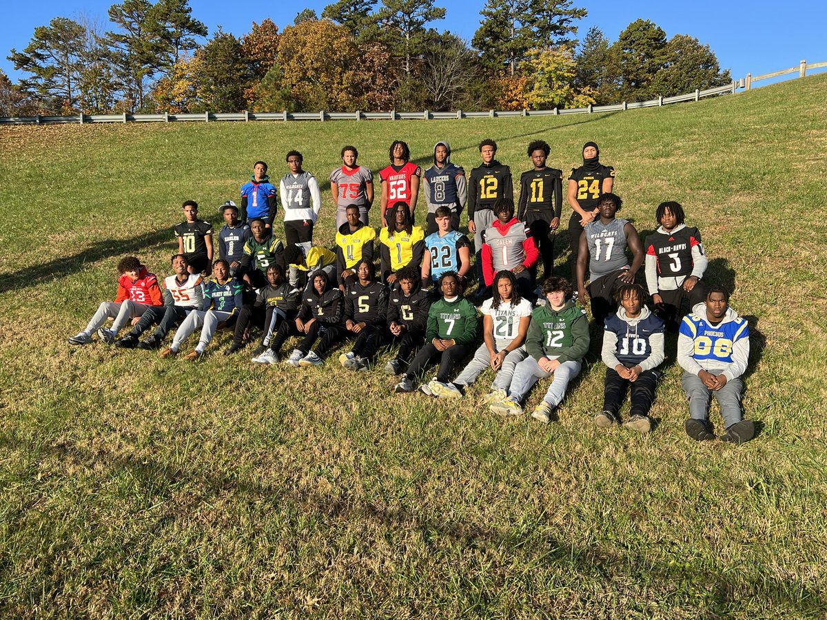 LemmingReport's tweet photo. Big thanks to Monticello HS head coach Matt Hicks for letting us use his facilities this morning in Charlottesville. Pictured below is just about every top underclassmen in the state of Virginia. Beautiful day and a gorgeous background. Great place to play football. https://t.co/BhZ4ONUUSk