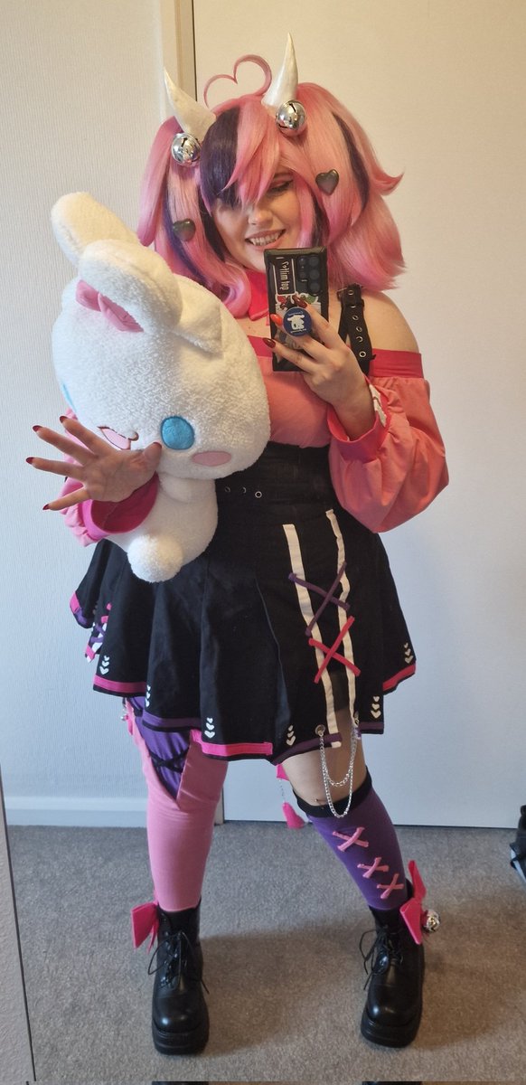 At <a href="/MCMComicCon/">MCM Comic Con</a> this weekend and for today n tomorrow im as the amazing <a href="/ironmouse/">ironmouse🇵🇷😈💖</a> 💖✨️

.
.
.
#VShojo #VShojocosplay #Ironmouse #ironmousecosplay #cosplay #VtubersEN #Vtubercosplay #cinnamoroll #sanrio