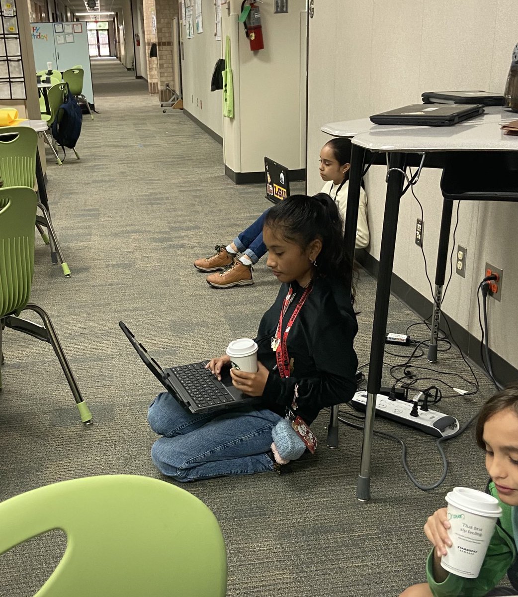 SESchlageter's tweet photo. Enjoying Starbooks Cafe as an end to our fiction unit ⁦@BangElementary⁩ https://t.co/840B2kd0BV