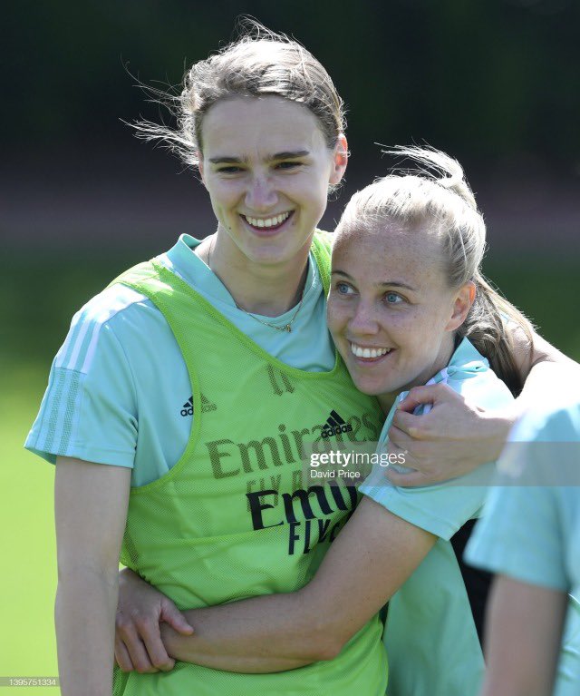 ionlyreadyuri's tweet photo. 1.Beth Mead กับ Viv Miedema ทั้งคู่เป็นนักเตะของอาร์เซนอล คบกันและต่างเป็นนักฟุตบอลหญิงที่ดังมากทั้งคู่ Viv เป็นเจ้าของสถิติยิงประตูมากสุดใน WSL ทั้งคู่เปิดตัวอย่างเป็นทางการหลังจากเบธได้แชมป์ยูโร กระแสแฟนบอลหญิงตื่นเต้นกันมาก #RealLifeCouples https://t.co/SK4A6qUXQW
