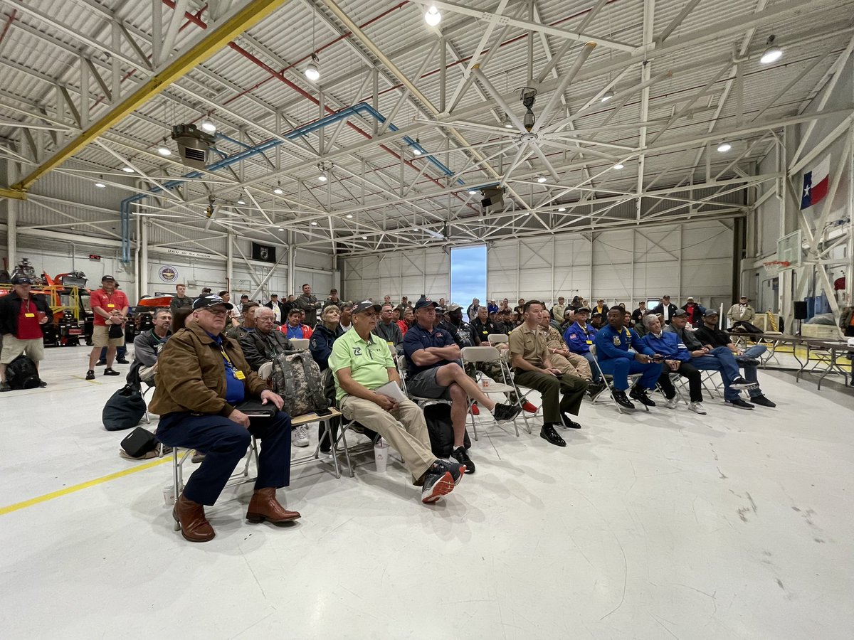 The Pilot Brief is underway at <a href="/HoustonAirshow/">Wings Over Houston</a> for the Saturday, October 29. Who’s ready for an #airshow?

#weloveairshows #airshow360 #wingsoverhouston