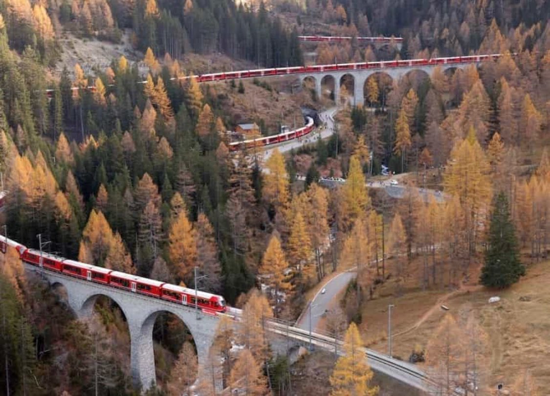 VoxScorpio's tweet photo. Longest passenger train ever pulls through Swiss Alps in World Record, Oct. 29th 2022 #rhb #train #rhbtrain https://t.co/n7EK5lbl0W