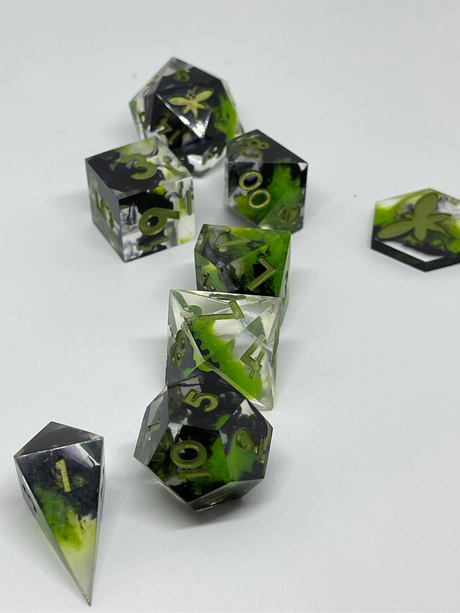 💚 Midmorning Spell 💚

A fun cloudy spooky set! And it comes in purple too!

#dice #dnddice #ttrpg #handmadedice #d20 #dnd