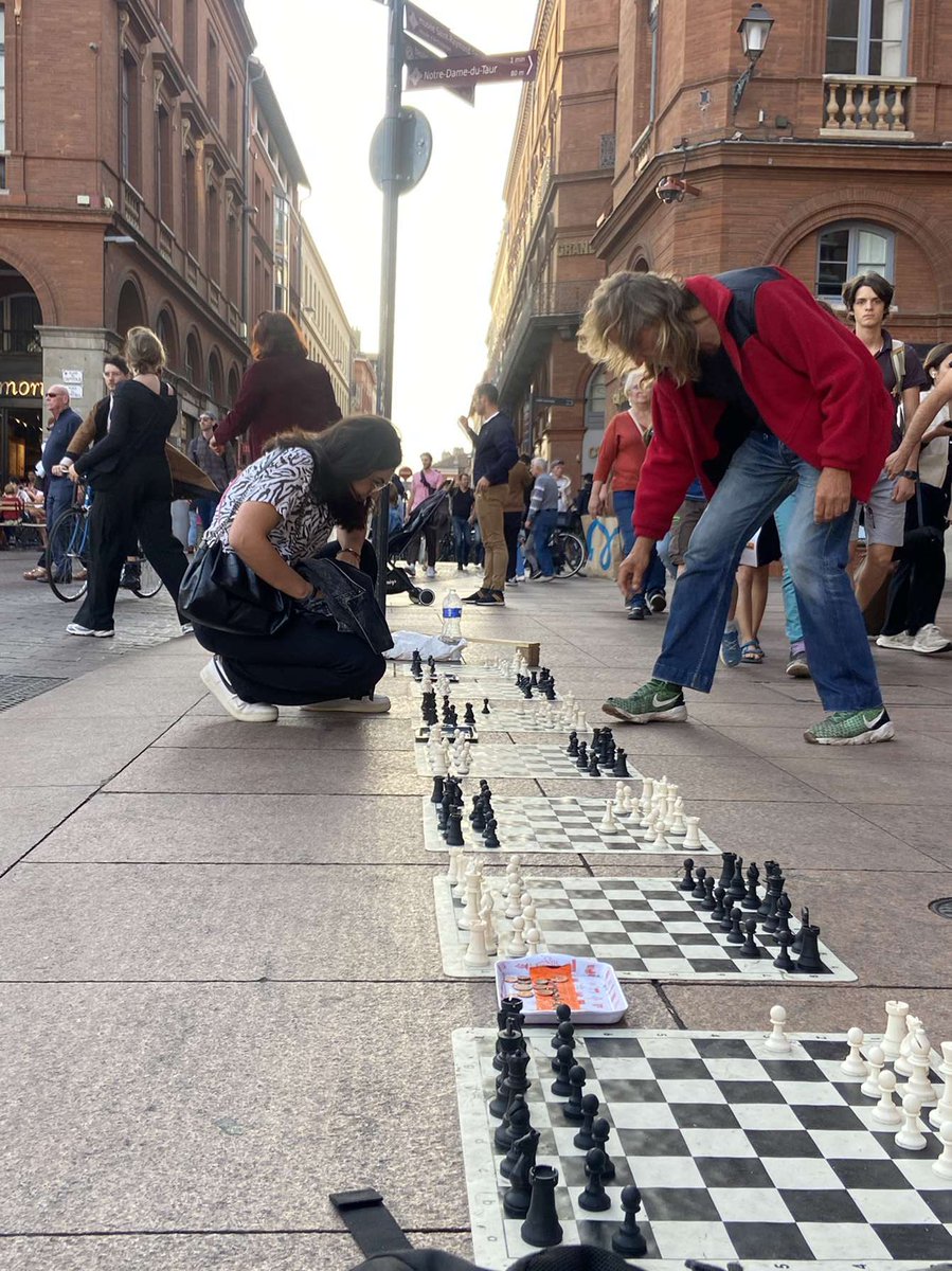 alice_celk's tweet photo. Je l’ai vaincu ✌️💪 :) 

C’est une fierté pour moi 🤷‍♀️☺️

#placecapitole #capitole #Toulouse #BonWeekEnd #Samedi #echecs #GoodDay #dembas #mutluhaftasonları https://t.co/UcAyCPIwgr