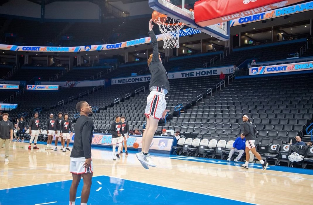 SouthmooreHoops's tweet photo. @PeytonMusick  
Pete with Hops during warmups of the MACU season opener at the Paycom Center ���#SaberCatProud 💪🏼 #BeGREAT 
@MACUMBB https://t.co/DU6FAypNAs