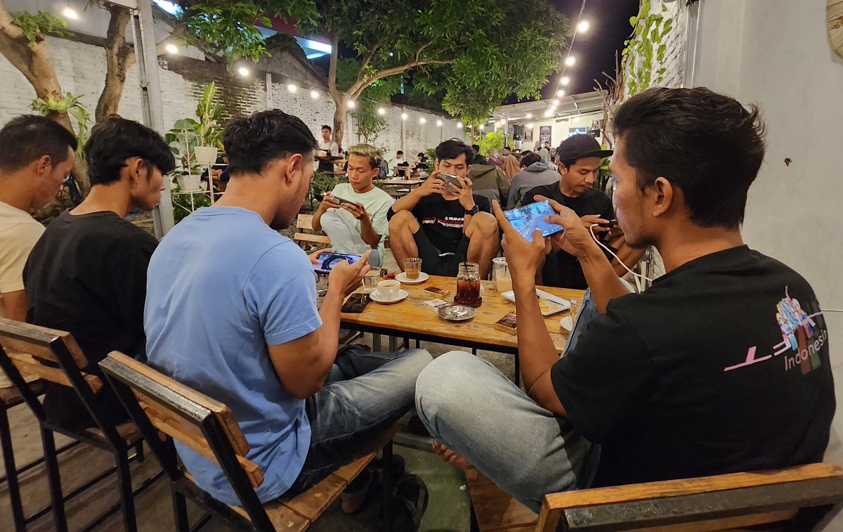 amysadad's tweet photo. Kami sederhana, dan ingat tidak ada kasta di antara kita.. 
Mereka adalah teman" di balik Lahirnya NFT indonesia dan ITCrypto group trader cryptocurrency. #NFT #Trader #Nfts #nftcollectors #NFTCommunity https://t.co/9CU7SnU4EH