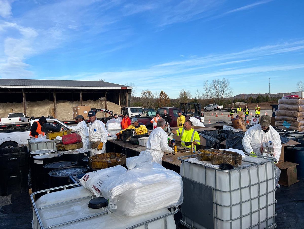 CityofBGKY's tweet photo. Household Hazardous Waste Disposal is underway, running smoothly until 1 pm today at @WarrenCountyGov Road Dept facility at 999 Lauren Avery Dr
#keepitcleanBG
#wecareWarrenCo
https://t.co/TWnTMIfPpq https://t.co/ybsJpuzHMH