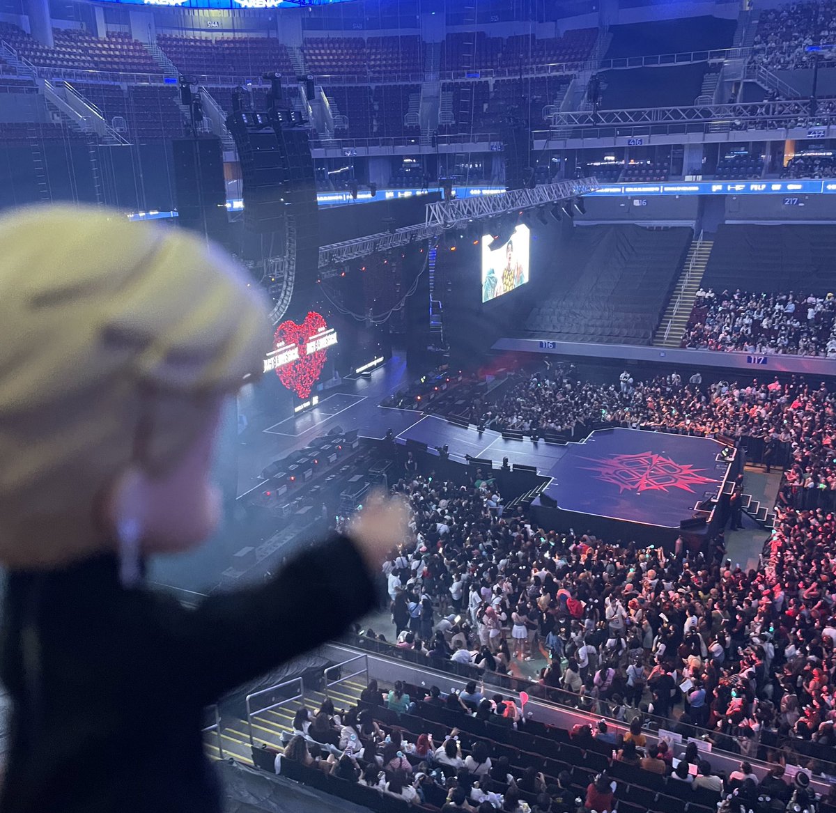 mochi_jinki's tweet photo. Did you know?
#JIMIN watched his dongsaengs 
@TXT_members during #ACTLOVESICKinMANILA #ACTLOVESICKinMANILA_Day1 !
He was so proud. 😊😊😊 https://t.co/6I2pl6EfJW