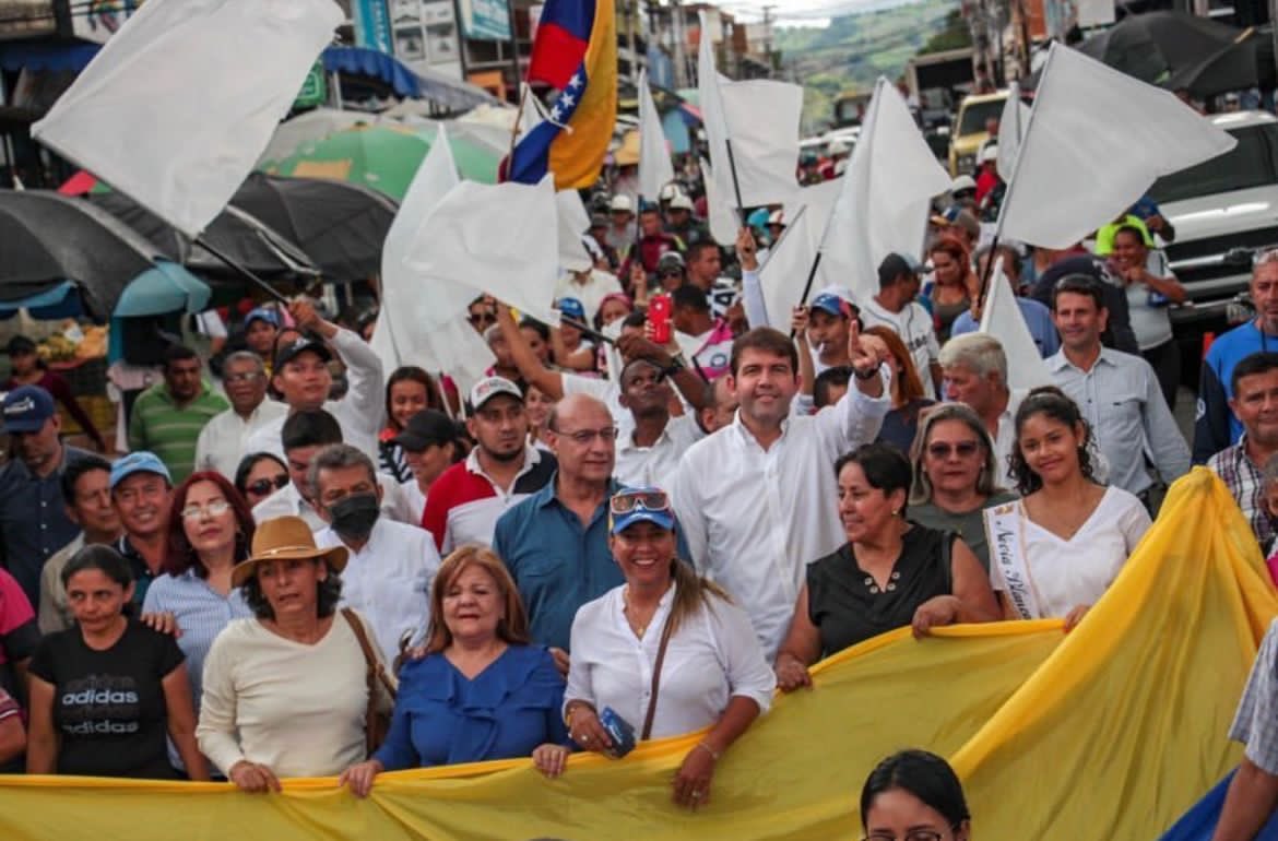 williamsdavila's tweet photo. #RutadelaProsperidAD recibimos a @prospericarlos candidato presidencial @ADemocratica en el vigía.

En la calle exigiendo un cambio.

Con Maduro abunda la pobreza y desempleo y desunión familiar

Queremos q regresen nuestros jóvenes,salarios y empleos dignos claman en el Vigía https://t.co/3wFsykPXjs