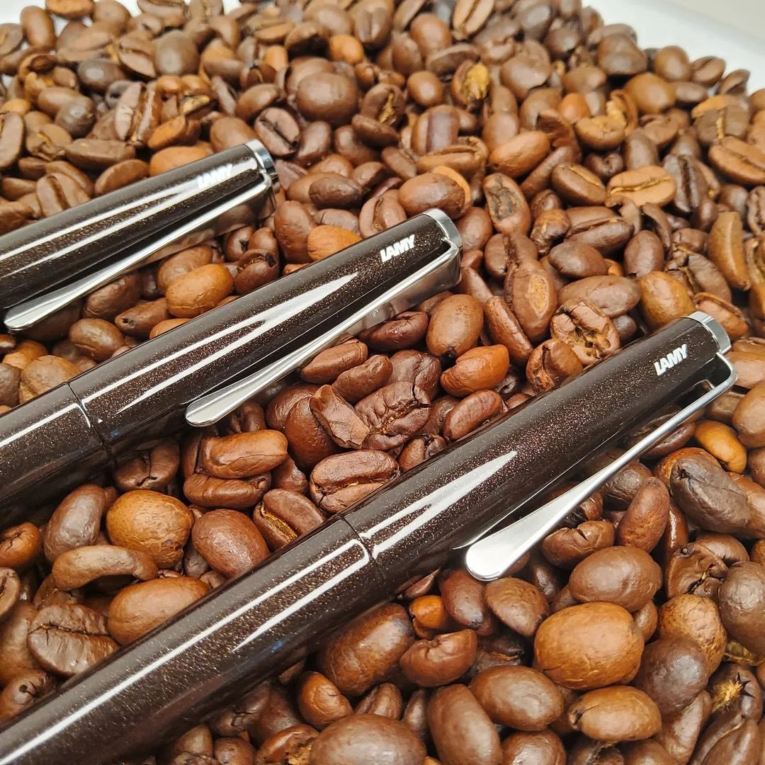 LAMY_Romania's tweet photo. Coffee +LAMY studio dark brown = Da, vă rog. 
😍

Credit: 24papershop (Instagram)

Comanda stiloul acum! https://t.co/ImFH6DIUjh 
#LAMY #Lamystudio https://t.co/HydUIrmxZ2