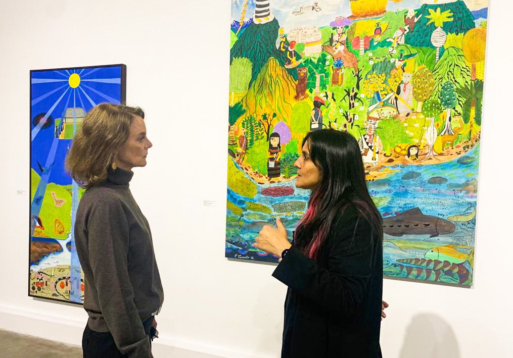 La Embajadora Kenna visitó la exposición “Los ríos pueden existir sin aguas, pero no sin orillas” y aprendió más sobre la cosmovisión de diversas comunidades amazónicas y su relación con el mundo espiritual a través de la mirada de 66 artistas. ¡Anímate a visitar esta muestra!