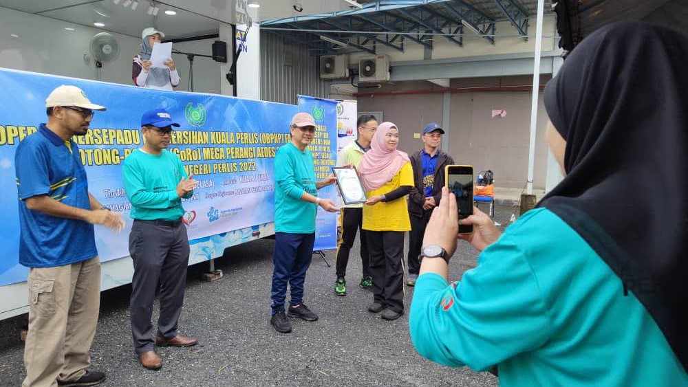 TrashHeroPerlis's tweet photo. Tahniah kpd HERO2 yg hadir 👏🤩👏 pd 18/10 kerana turut serta dalam Operasi Bersepadu Pembersihan Kuala Perlis &amp; Gotong Royong Mega Perangi Aedes2.0 peringkat negeri Perlis 2022 https://t.co/zvJtIoChjH
