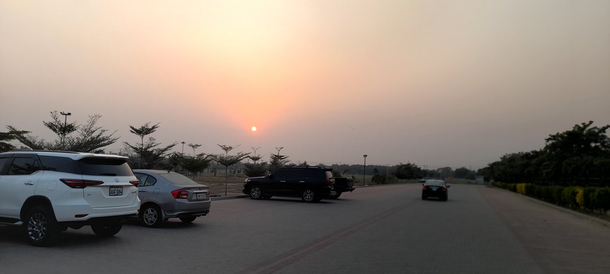 MehreensCorner's tweet photo. They say when the sun is setting leave whatever you are doing and watch it!
#sunset #picoftheday #lifegoals https://t.co/Ejqo7nvKQc